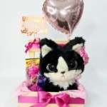ancheta con peluche de gata de dulces y globos