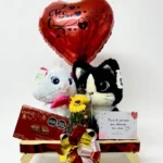Ancheta cons dos peluches, dulces, decoracióm, caja en madera, globos y dedicatoria