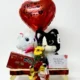 Ancheta cons dos peluches, dulces, decoracióm, caja en madera, globos y dedicatoria