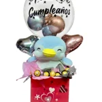 Ancheta con pelcuhe de pinguino, globos y dulces
